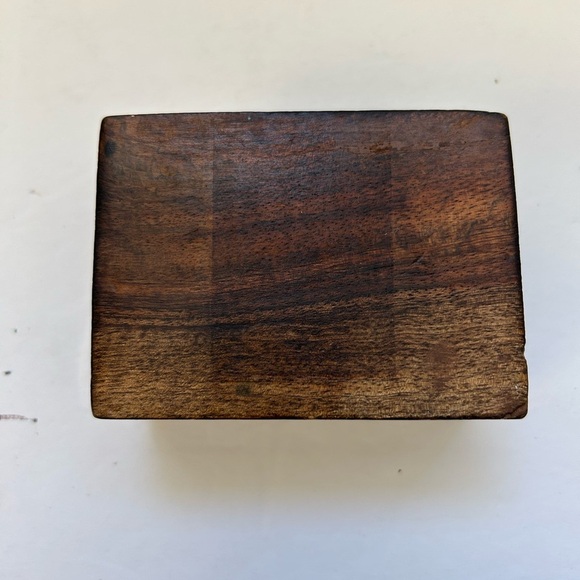 Hand-carved wooden box, can use for storing small items like jewelry - Picture 3 of 5